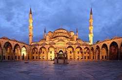 Turquía. Santa Sofía, la Mezquita Azul y la de Solimán. En este tour por las mezquitas de Estambul visitaremos algunos de los monumentos religiosos más importantes de la Ciudad Antigua. Sin duda, el reflejo de la influencia cultural de los distintos imperios que gobernaron la región. ¡Imprescindible!