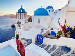 Tuor Santorini al completo. Pyrgos, Oia, Megalochori y vinos locales protagonizan este tour de Santorini al completo. Déjate seducir por los principales atractivos de esta isla griega en esta ruta panorámica en español.