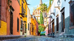 En esta visita guiada por San Miguel de Allende recorre una de las ciudades con más encanto de Guanajuato. Descubre sus monumentos y sus coloridas calles.