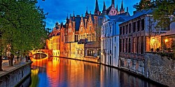 Bélgica, Brujas. Descubre la historia y monumentos de la Venecia del norte en esta visita guiada por Brujas. Además, al finalizar el tour puedes disfrutar de un paseo en barco por los canales de la ciudad belga.